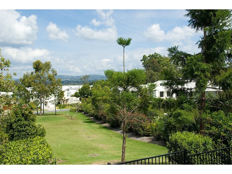 7012 Vista Drive, Benowa QLD 4217