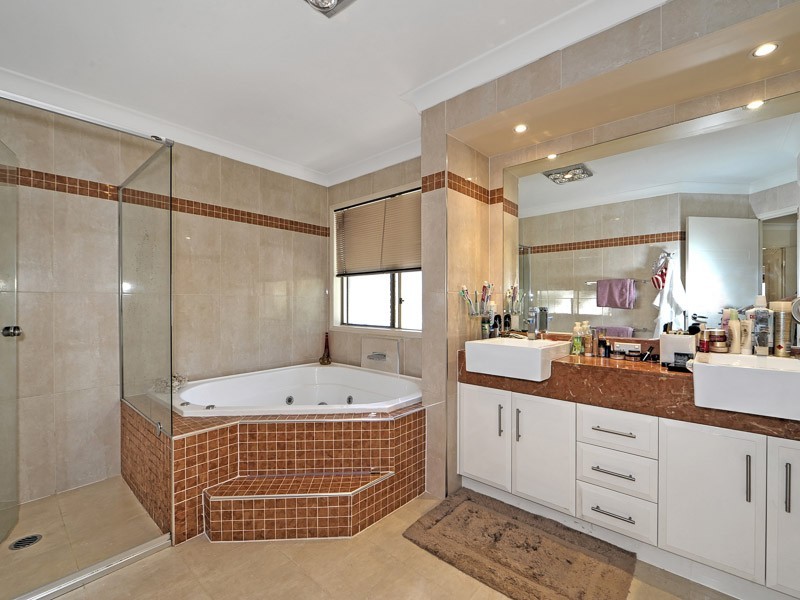 1030 Lakeview Terrace, Benowa QLD 4217
