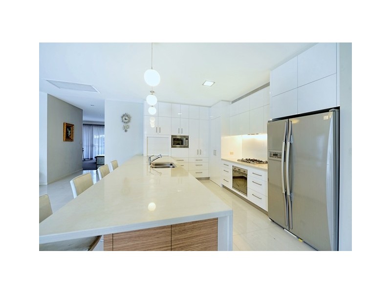 6011 The Boulevarde, Benowa QLD 4217