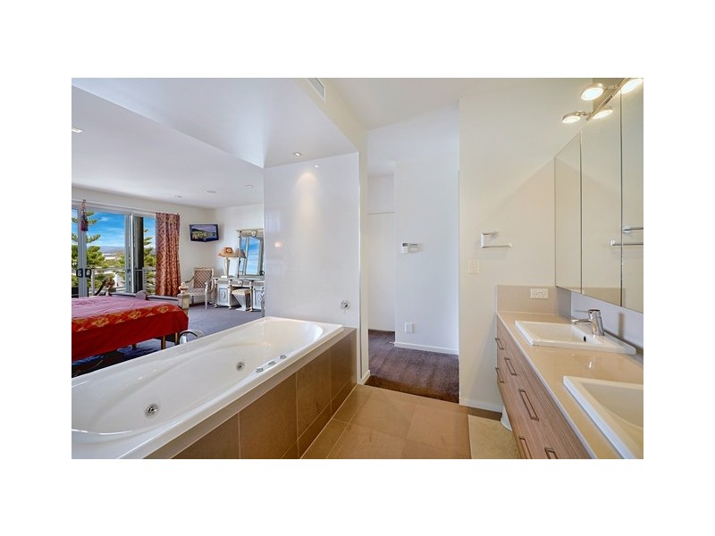 6011 The Boulevarde, Benowa QLD 4217