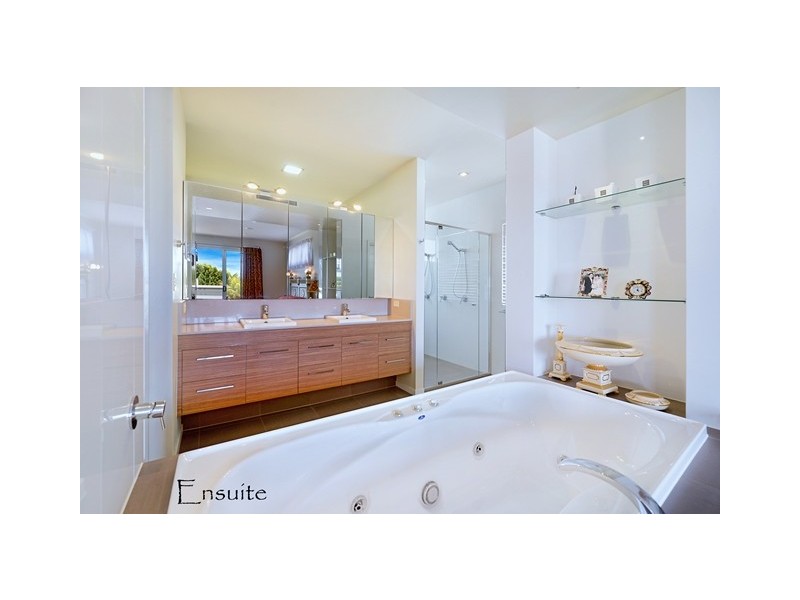 6011 The Boulevarde, Benowa QLD 4217