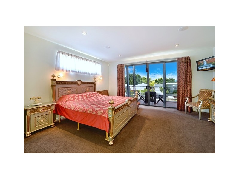 6011 The Boulevarde, Benowa QLD 4217