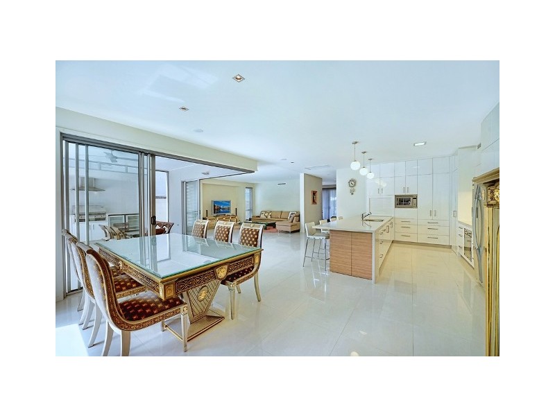 6011 The Boulevarde, Benowa QLD 4217