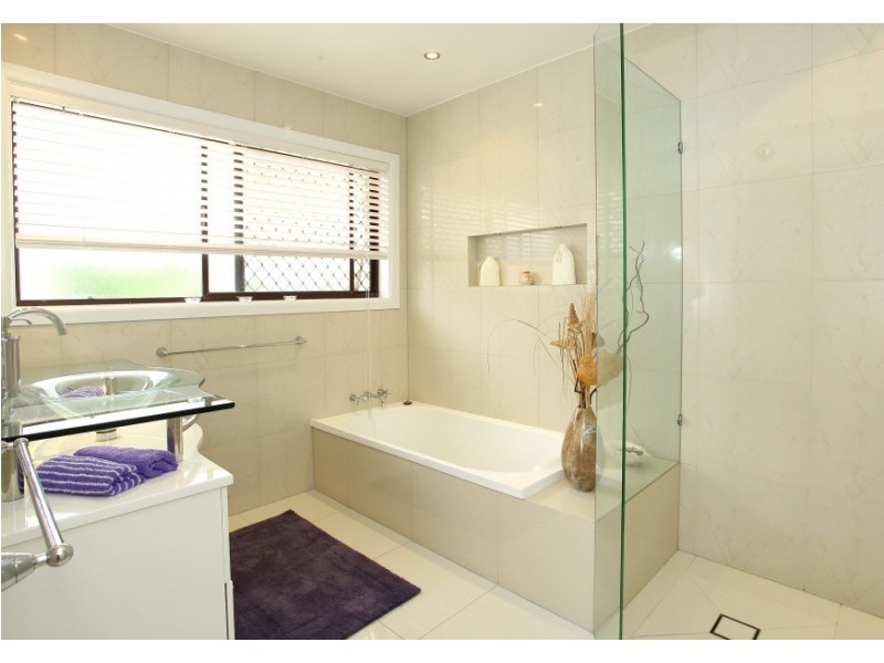 115 Campbell Street, Sorrento QLD 4217