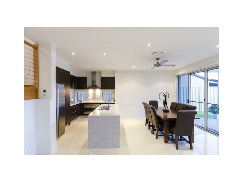 12 West Lynne, Benowa Waters QLD 4217