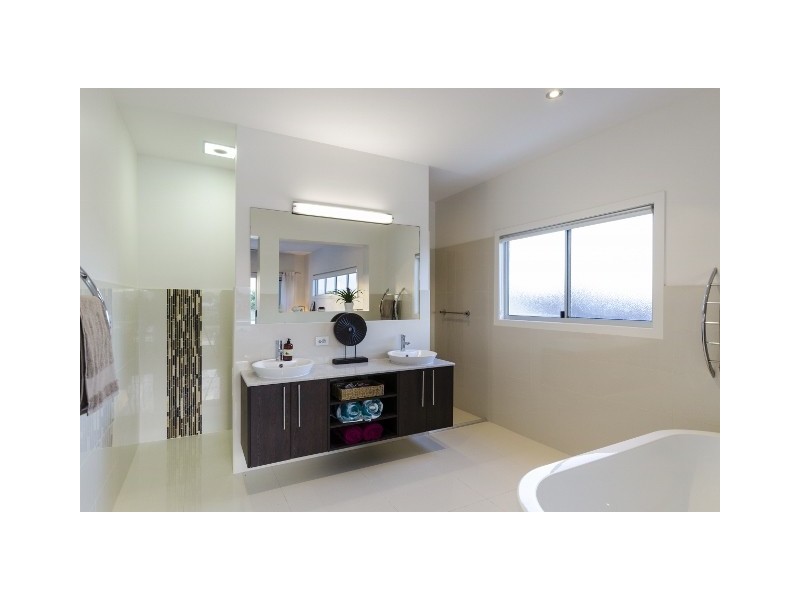 12 West Lynne, Benowa Waters QLD 4217