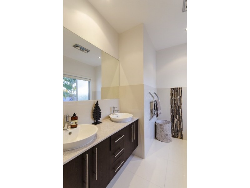 12 West Lynne, Benowa Waters QLD 4217