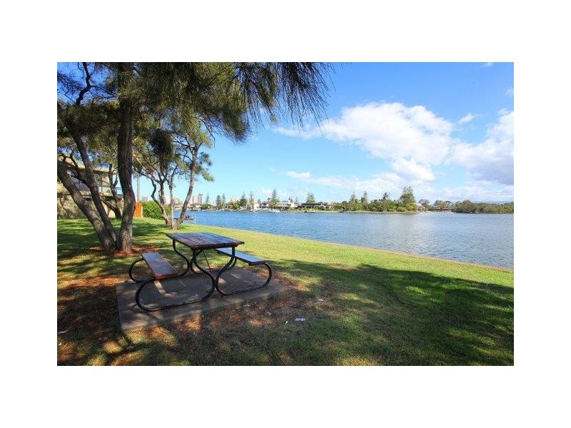 4 ‘Bimbadeen’ 13 Sunset Boulevard, Surfers Paradise QLD 4217