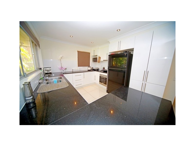 33 Gretel Drive, Mermaid Waters QLD 4218
