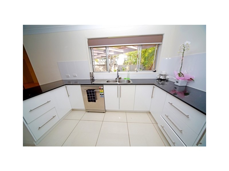 33 Gretel Drive, Mermaid Waters QLD 4218