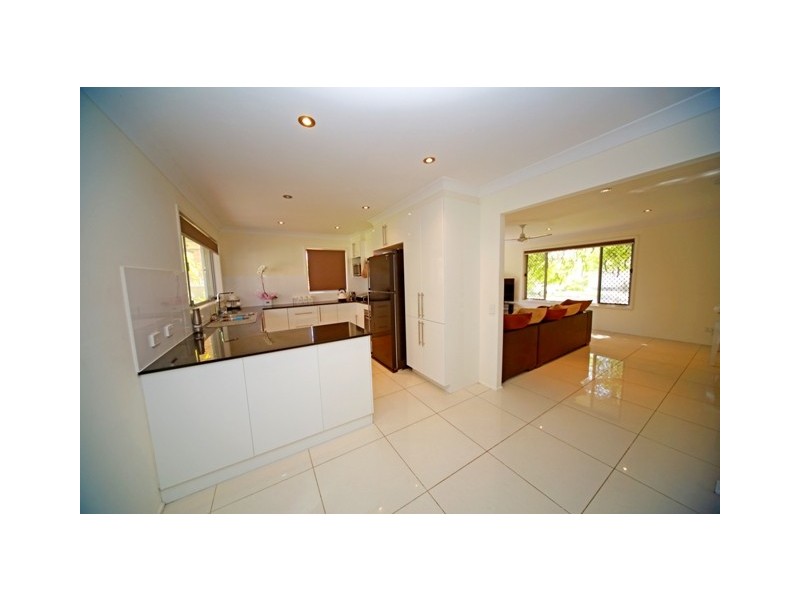 33 Gretel Drive, Mermaid Waters QLD 4218