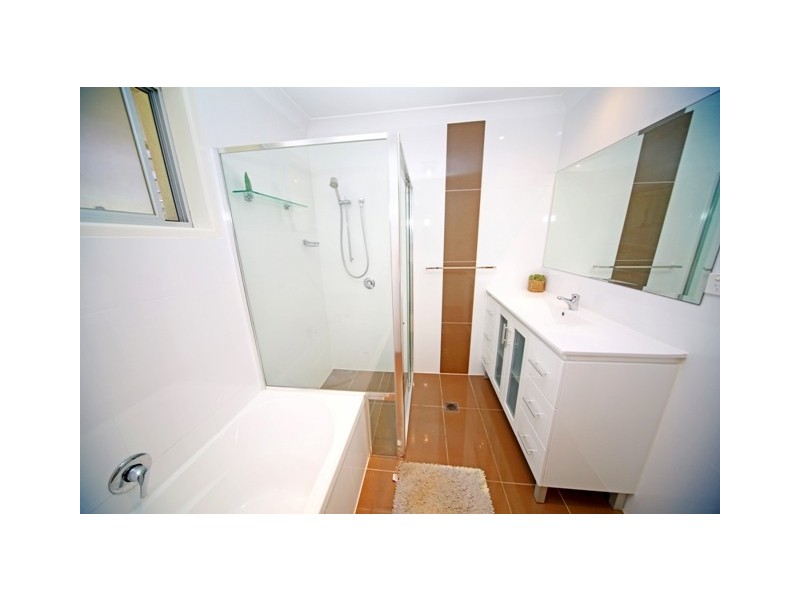 33 Gretel Drive, Mermaid Waters QLD 4218