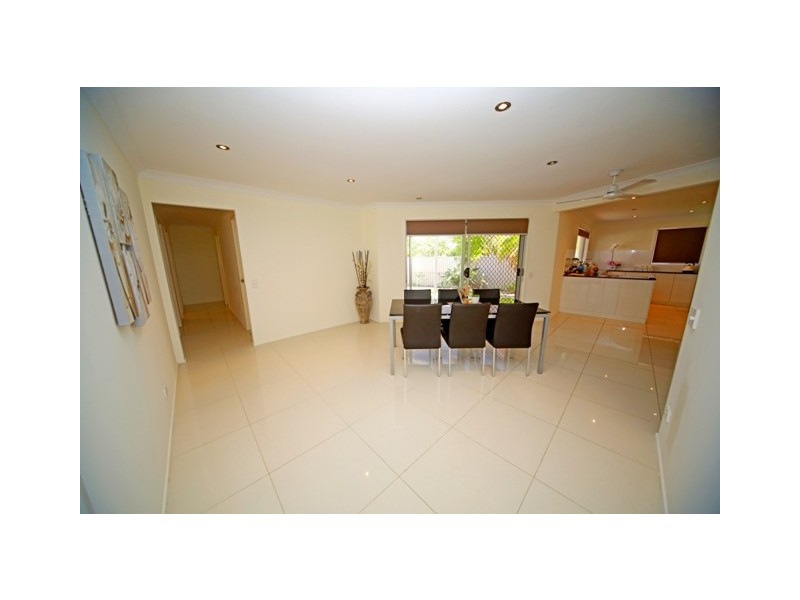 33 Gretel Drive, Mermaid Waters QLD 4218