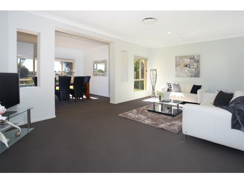1055 Rosebank Way West, Hope Island QLD 4212