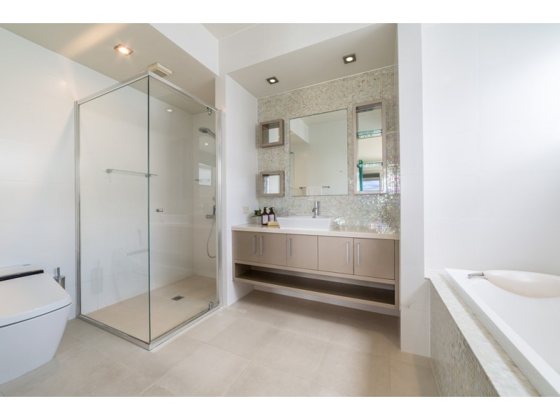 75 Sir Bruce Small Boulevard, Benowa Waters QLD 4217
