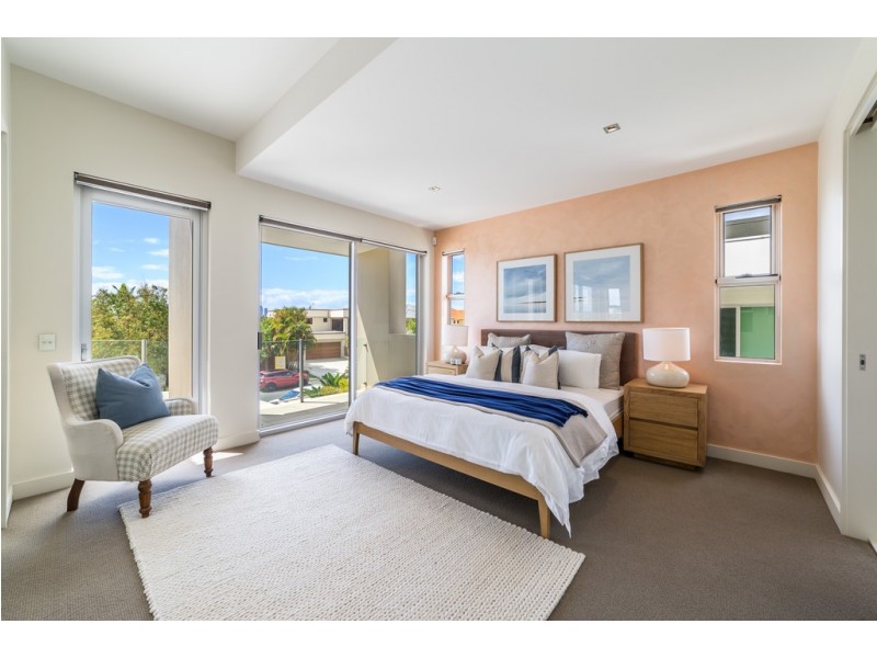 75 Sir Bruce Small Boulevard, Benowa Waters QLD 4217