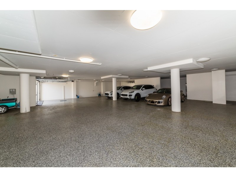 75 Sir Bruce Small Boulevard, Benowa Waters QLD 4217