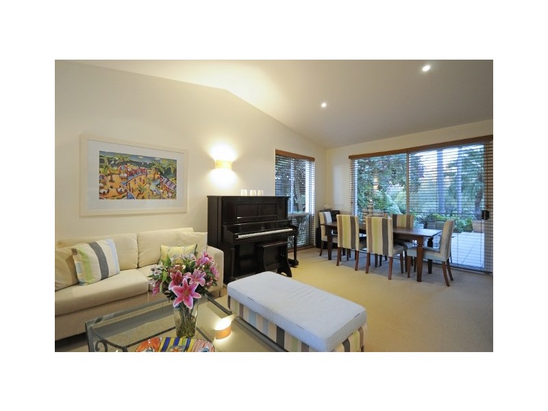 28 Savoy Drive, Broadbeach Waters QLD 4218