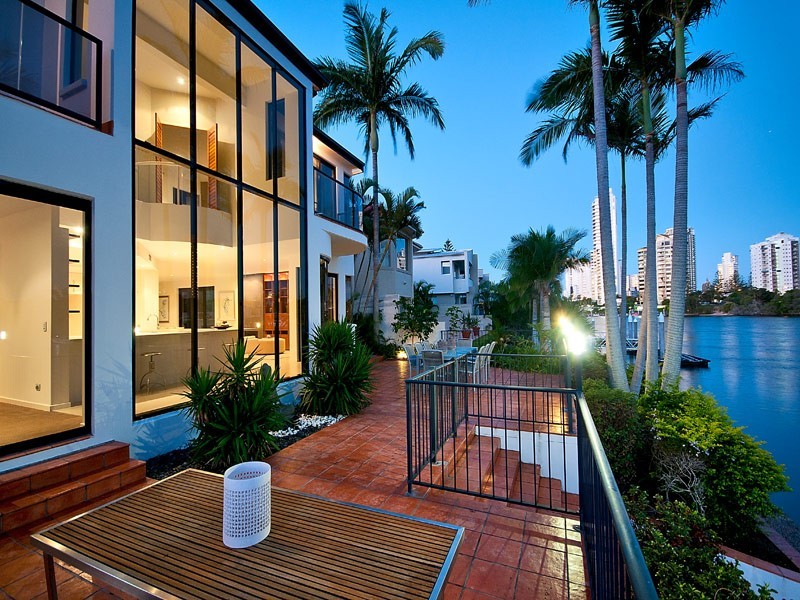 76 Amalfi Drive, Isle Of Capri QLD 4217