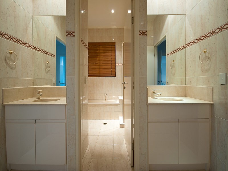 76 Amalfi Drive, Isle Of Capri QLD 4217