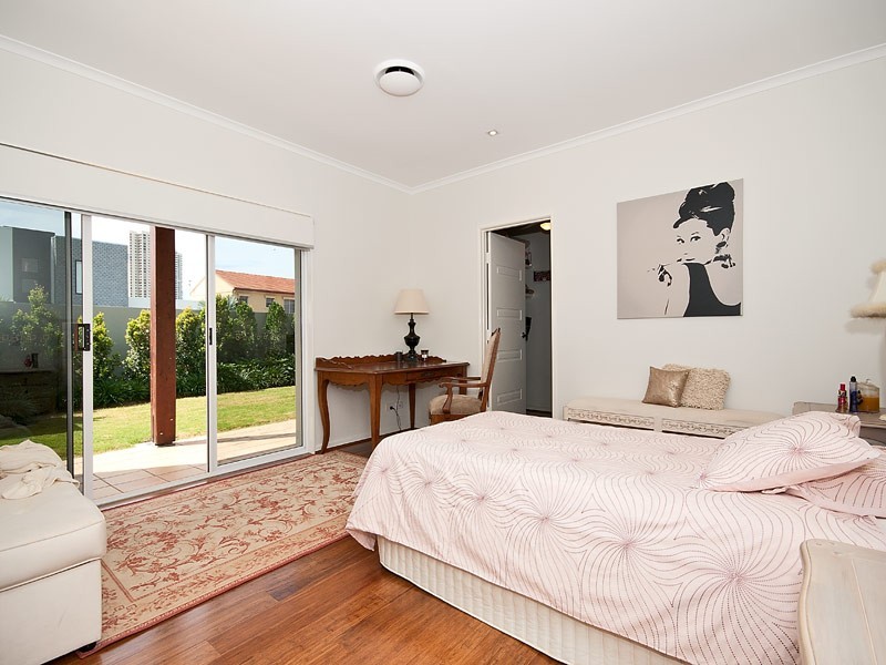 98 Admiralty Drive, Paradise Waters QLD 4217