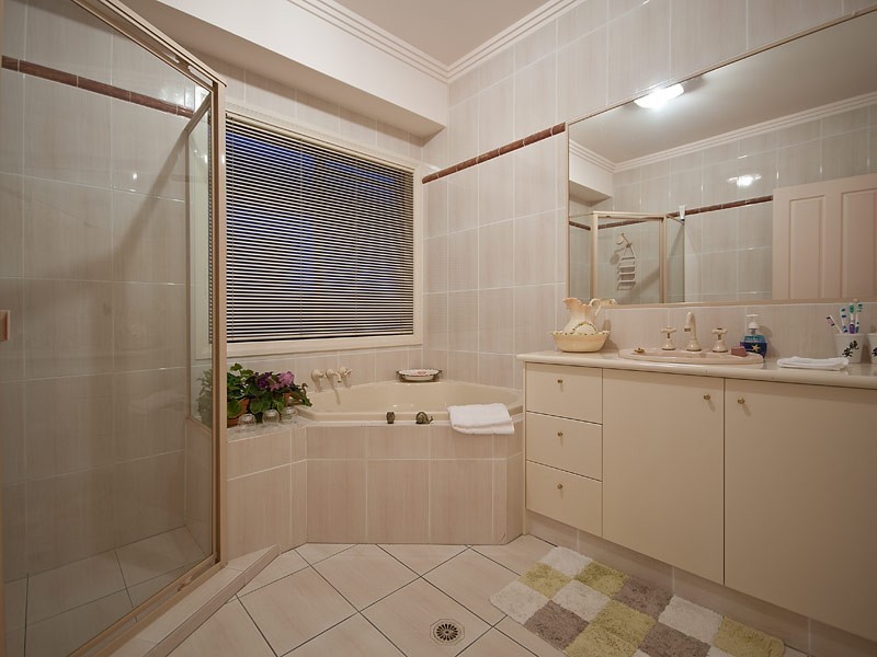 28 Charolais Cres, Benowa Waters QLD 4217