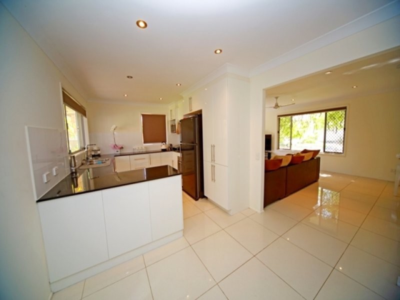 33 Gretel Drive, Mermaid Waters QLD 4218