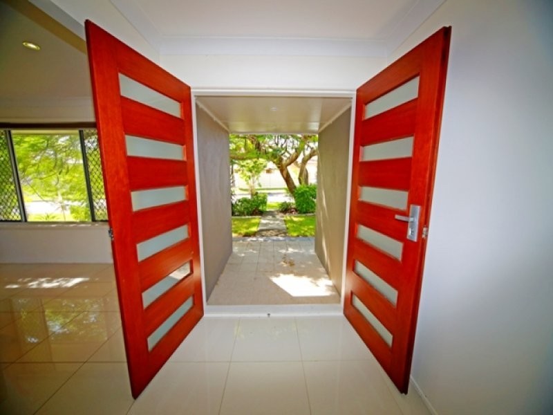 33 Gretel Drive, Mermaid Waters QLD 4218