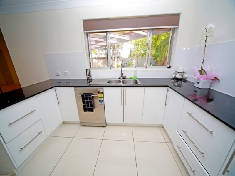 33 Gretel Drive, Mermaid Waters QLD 4218