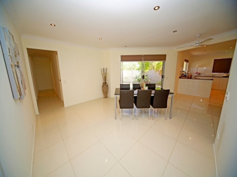 33 Gretel Drive, Mermaid Waters QLD 4218