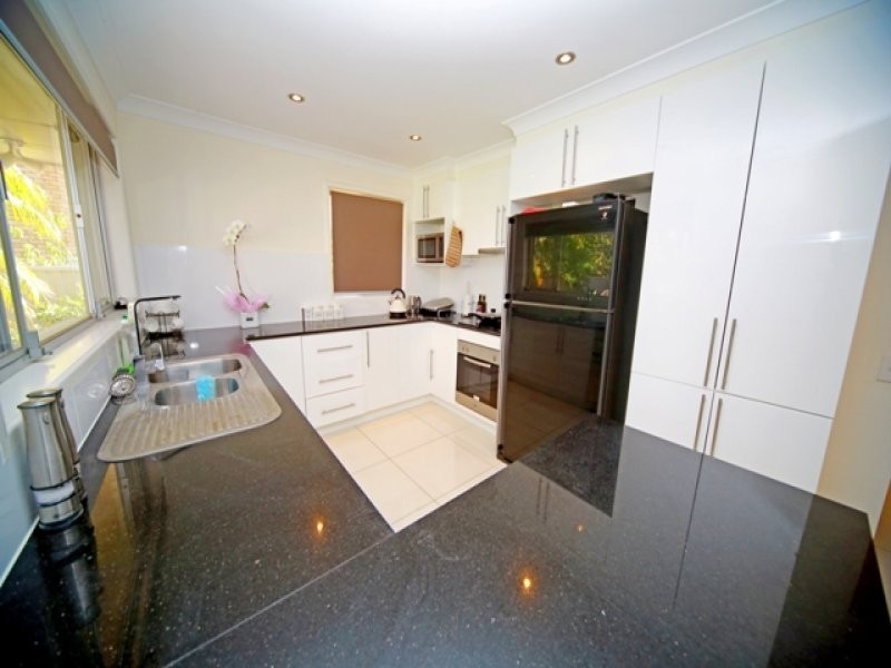 33 Gretel Drive, Mermaid Waters QLD 4218