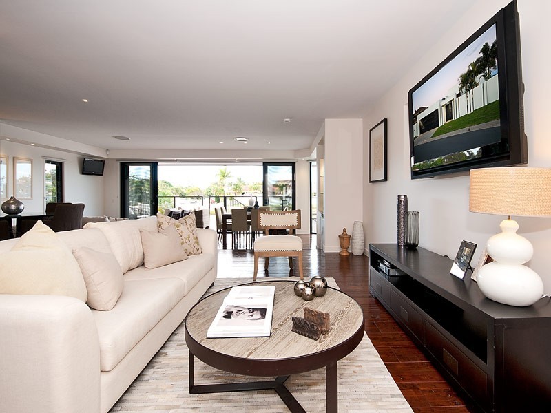 10 Wyuna Street, Broadbeach Waters QLD 4218