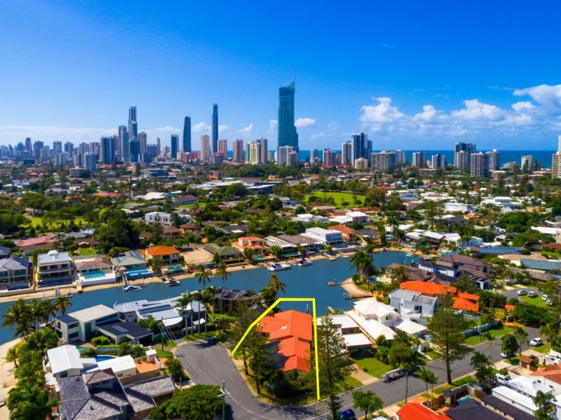 115 Amalfi Drive, Isle Of Capri QLD 4217