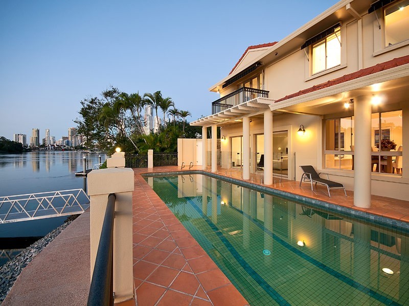 74-76 The Promenade, Isle Of Capri QLD 4217