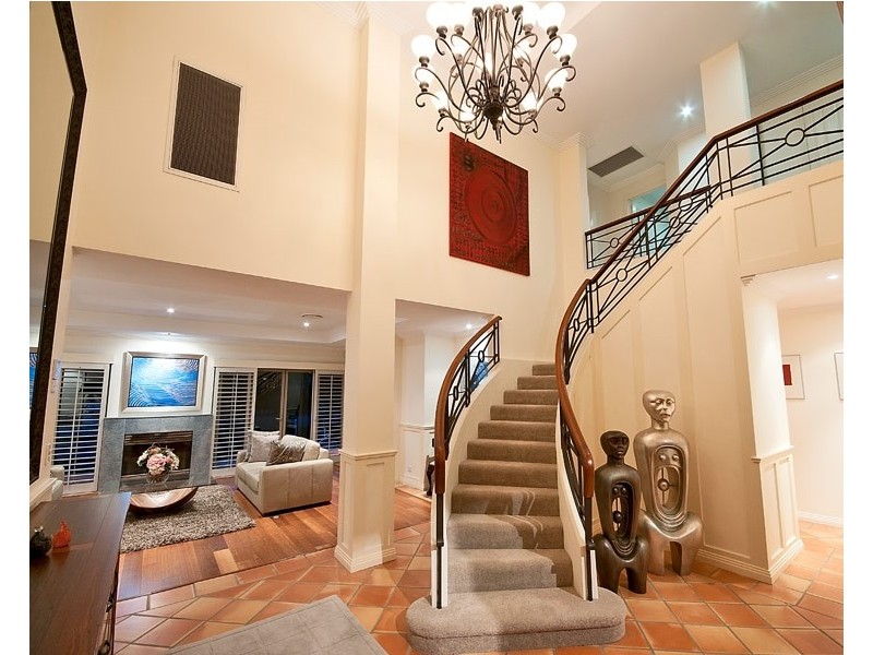 74-76 The Promenade, Isle Of Capri QLD 4217