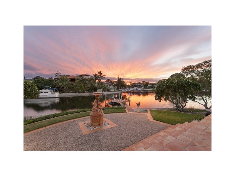 74-76 The Promenade, Isle Of Capri QLD 4217