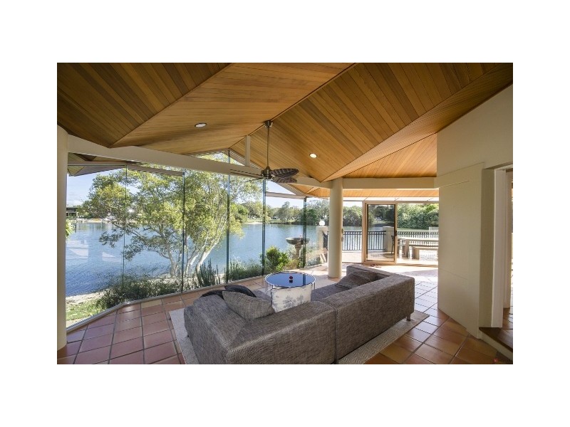 74-76 The Promenade, Isle Of Capri QLD 4217