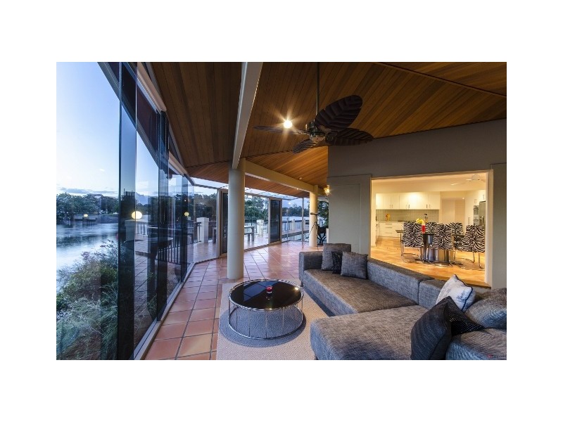 74-76 The Promenade, Isle Of Capri QLD 4217