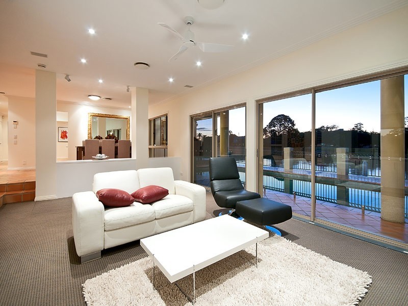 74-76 The Promenade, Isle Of Capri QLD 4217