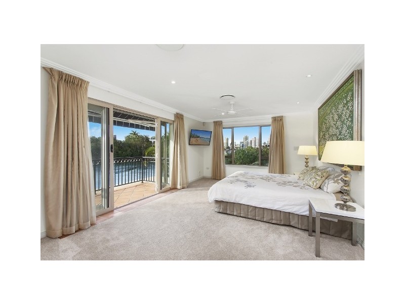 74-76 The Promenade, Isle Of Capri QLD 4217