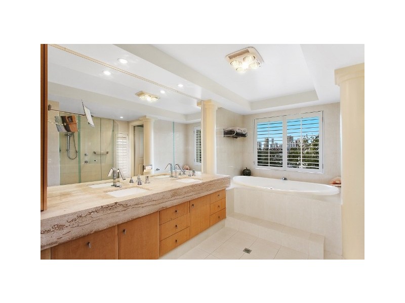 74-76 The Promenade, Isle Of Capri QLD 4217
