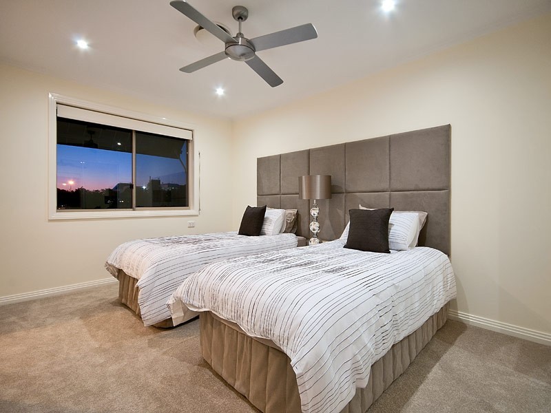 74-76 The Promenade, Isle Of Capri QLD 4217
