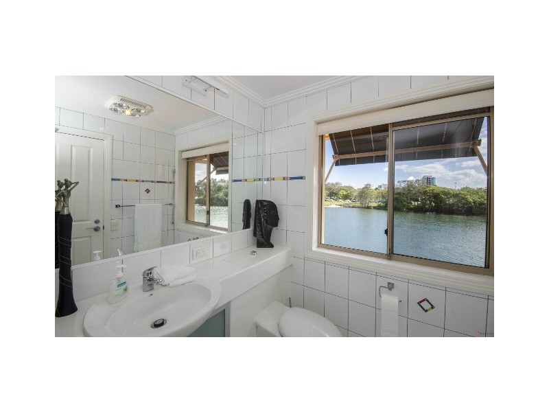 74-76 The Promenade, Isle Of Capri QLD 4217