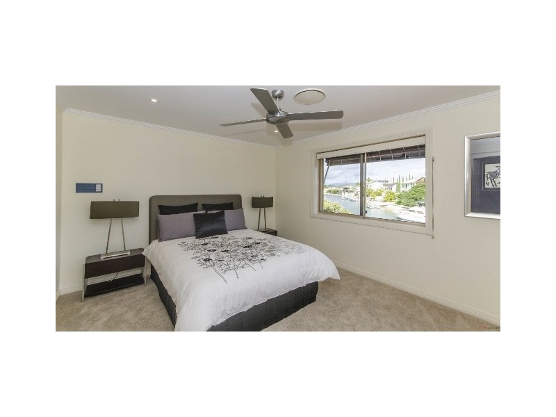 74-76 The Promenade, Isle Of Capri QLD 4217
