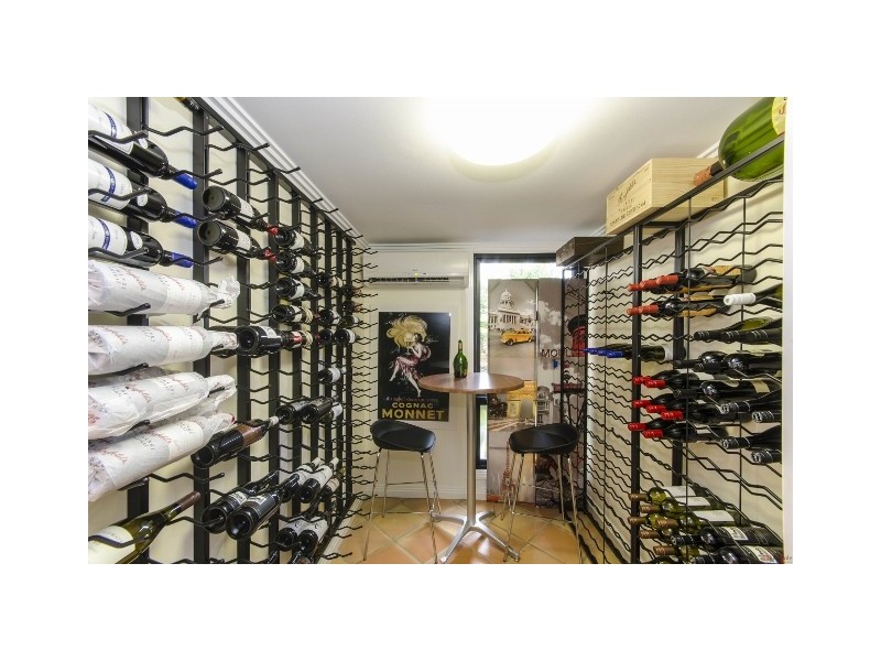 74-76 The Promenade, Isle Of Capri QLD 4217