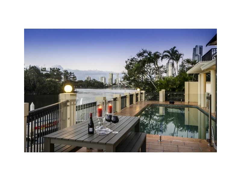 74-76 The Promenade, Isle Of Capri QLD 4217
