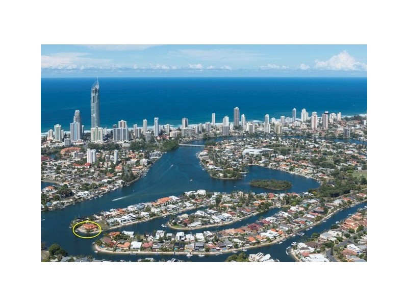 74-76 The Promenade, Isle Of Capri QLD 4217