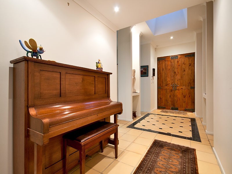 127 Campbell Street, Sorrento QLD 4217