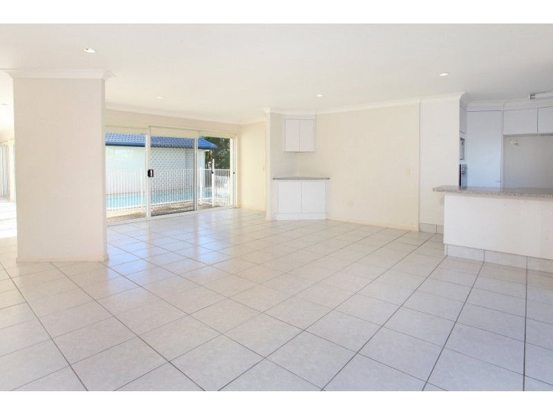 8 Portobello Drive, Mermaid Waters QLD 4218