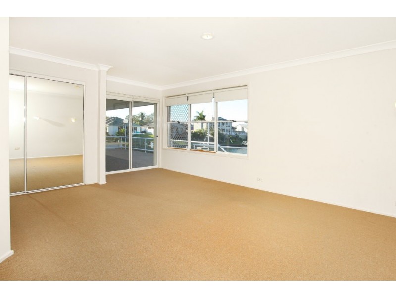 8 Portobello Drive, Mermaid Waters QLD 4218